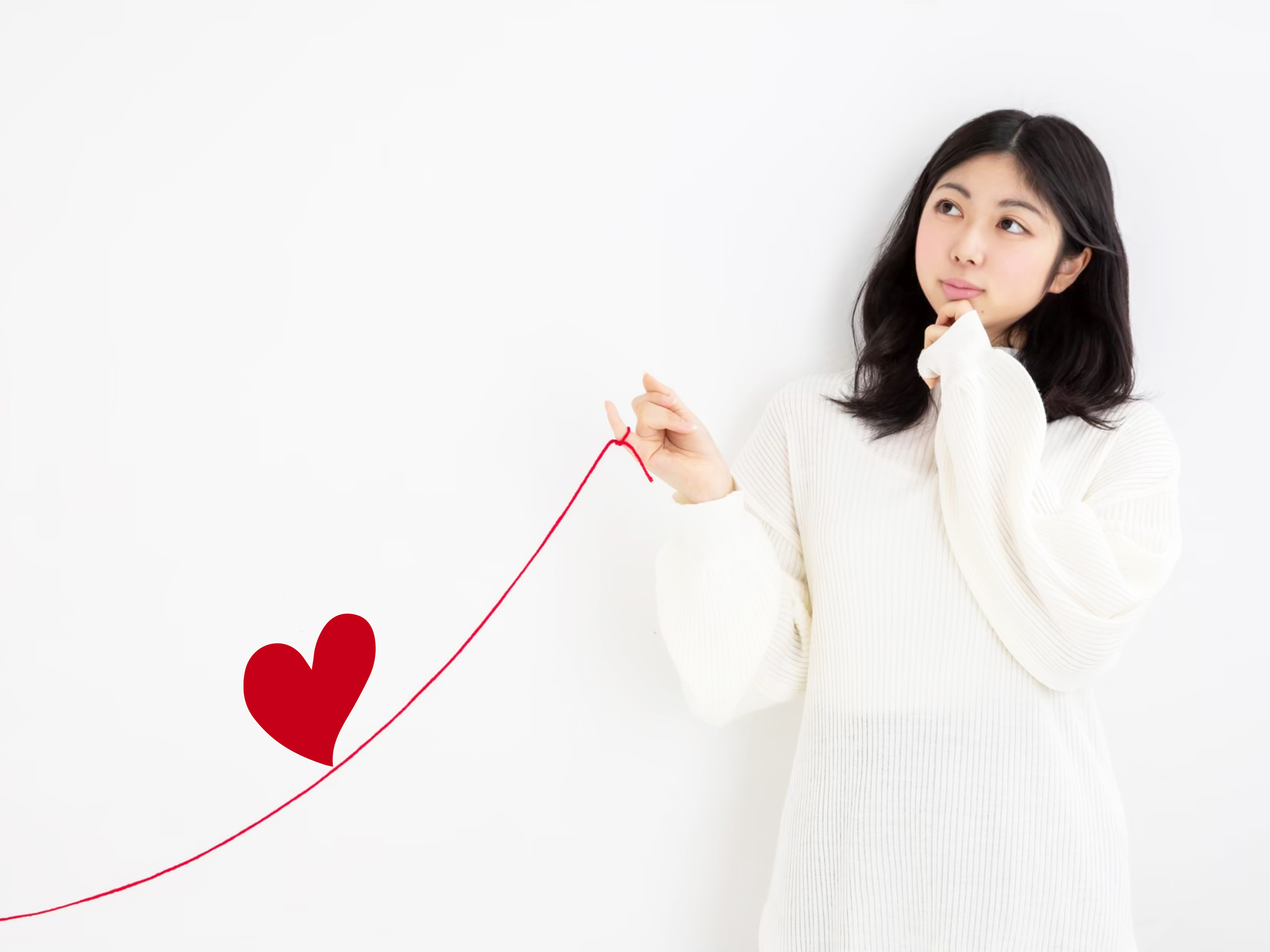 赤い糸を持ち、良いご縁を思い描く女性